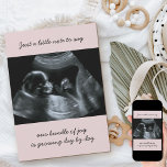 Anúncio de Gravidez Sonograma Foto Pálida Rosa<br><div class="desc">Cartão com fotos simples e moderno do anúncio de gravidez. Personalize a design com sua própria foto de sonograma ou de maternidade e personalize o texto conforme desejar. O texto atual diz "Apenas um pequeno comentário para dizer que o nosso pacote de alegria está a crescer dia após dia". O...</div>