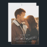 Anúncio de Mudança de Data de Foto Amor é Paciente<br><div class="desc">Se você precisar mudar a data do seu casamento,  informe seus amigos e familiares com este anúncio de mudança de data de foto. Ele apresenta uma foto única na frente com uma faixa manuscrita que diz "o amor é paciente". O verso do cartão tem espaço para uma mensagem pessoal.</div>