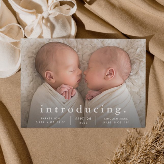Anúncio de Nascimento com Foto de Gêmeos Minimalis (Simple typography twins baby birth announcement.)