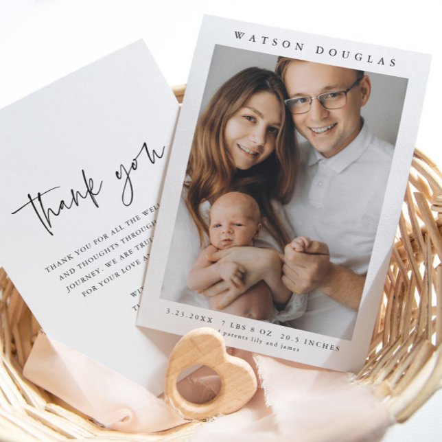 Anúncio de Nascimento de Bebê Recém-Nascido Simple (Simple minimalist newborn baby photo birth announcement thank you cards.)