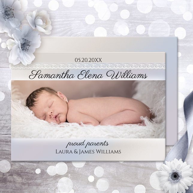 Anúncio de nascimento de Foto do Bebê Elegante Sim (Elegant Baby Birth Announcement card featuring a photo of your newborn on a pastel design with lace)