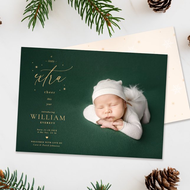 Anúncio de Nascimento de Inverno foto de bebê cart (Extra cheer Christmas Birth announcement photo card flatlay with pinecones and foliage)