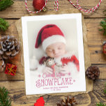 Anúncio de nascimento de uma foto em floco de neve<br><div class="desc">Espalhe as notícias de sua última adição à sua família com este cartão postal de Natal e natal de Natal. Personalize facilmente a frente do cartão com o nome e a data de nascimento do seu bebê, e com uma das suas fotos favoritas de recém-nascidos com um lindo roteiro vermelho...</div>