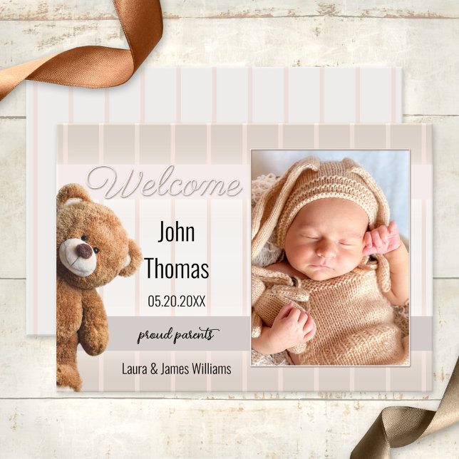 Anúncio de Nascimento do Bebê do Urso Bonito (Baby photo birth announcement card showing a pastel beige grey striped design with teddy bear)