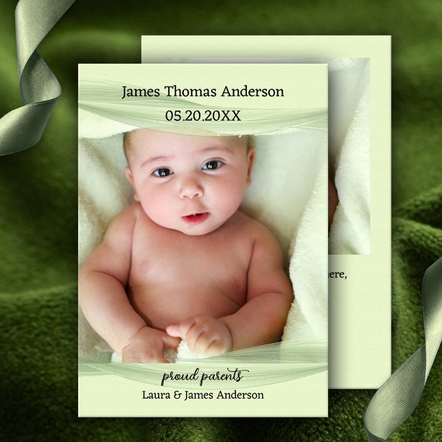 Anúncio de Nascimento do Bebê Verde Pastel (Baby birth announcement card featuring a photo of your own baby framed by an elegant green design.)