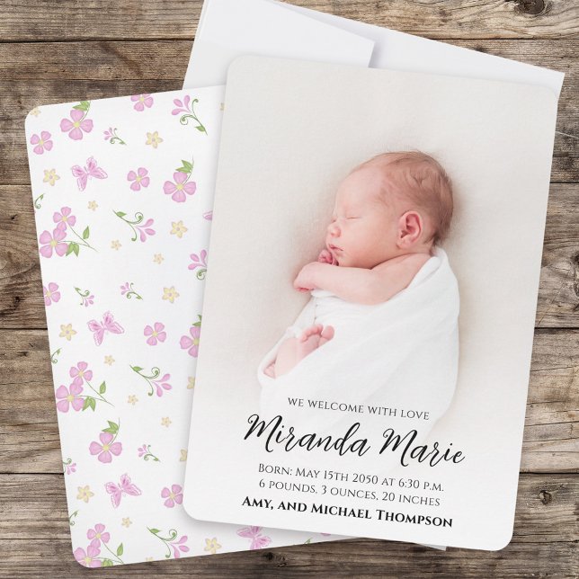 Anúncio de Nascimento Floral da Bebê Rosa (Baby photo announcement card with floral and butterfly pattern. )