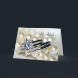 Anúncio de Noivado de Alianças e Pérolas Brancas<br><div class="desc">Ele fez o pedido e você aceitou e disse Sim! Anuncie que está noiva para se casar com o elegante Cartão de Anúncio de Noivado de Alianças e Pérolas Brancas. Este cartão de anúncio de noivado personalizado e sofisticado apresenta uma fotografia aproximada de um anel de noivado de diamante redondo...</div>