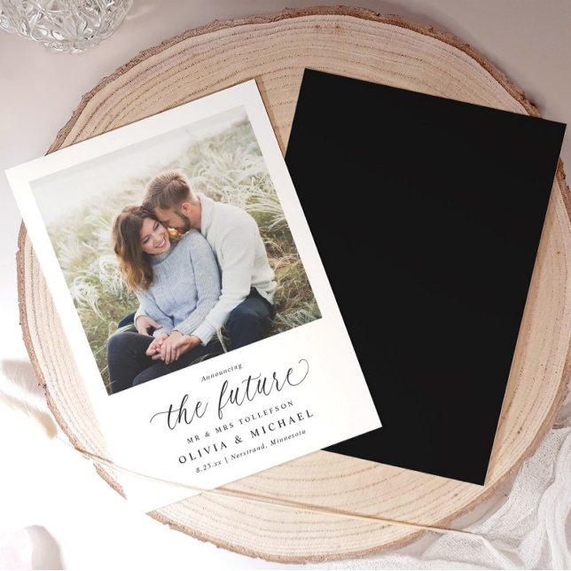 Anúncio de Noivado de Foto Elegante (Elegant black and white engagement announcement with minimalist script and stylish calligraphy.)