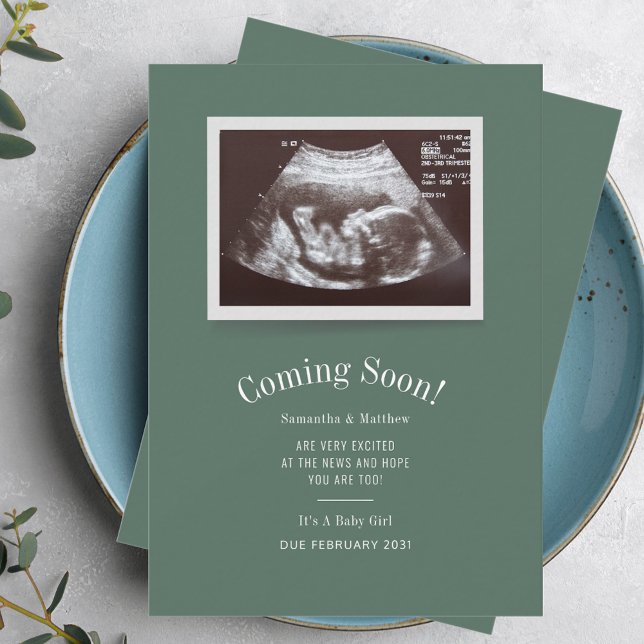 Anúncio de Ultrassom de Bebê Chegando em Breve Gra (Pregnancy Announcement Sonogram Baby Scan Green Custom Photo Card)