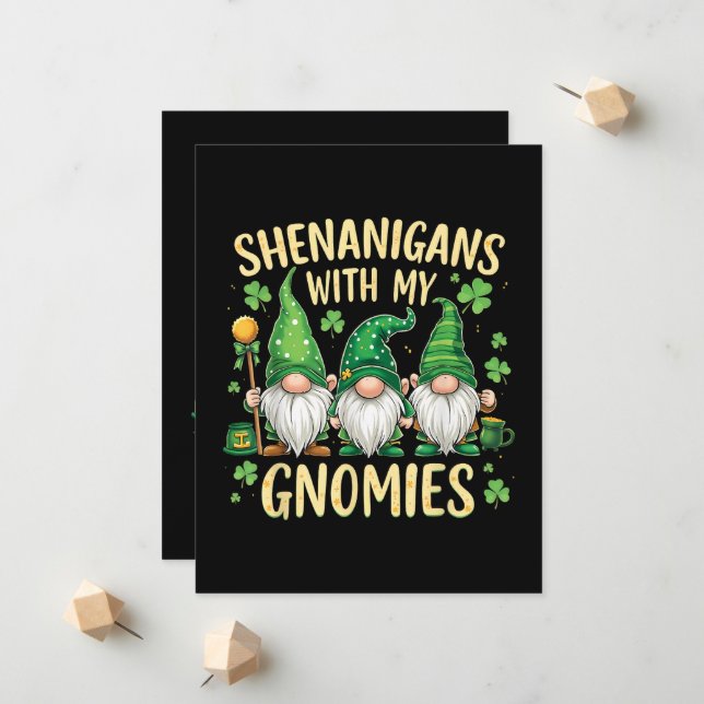 Anúncio Dia de São Patrício Gnome Shamrock Sortudo (Frente/Verso In Situ)