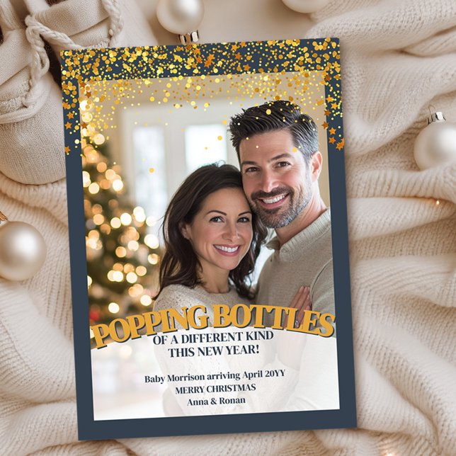 Anúncio Divertido de Gravidez de Ano Novo com Garr (Christmas photo card pregnancy announcement by Darling & May)