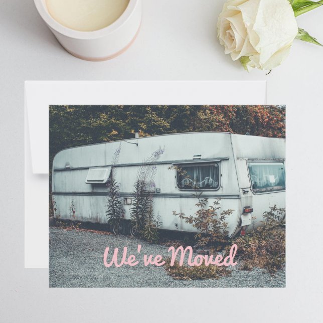 Anúncio Divertido Mudamos Reboque Branco Velho Casa (Criador carregado)