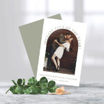 Anúncio do Noivado de Fotografia do Sage Green Arc<br><div class="desc">Anúncio do Noivado de Foto em Arch Moderno. Informe seus amigos e entes queridos sobre seu maior Flex do Ano - seu noivado com este anúncio criativo e único que apresenta sua foto e nossa trendy, na moda, boho arch. Este é verde e branco sábio moderno, mas todas as cores...</div>
