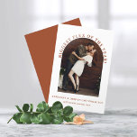 Anúncio do Noivado de Fotografia do Terracotta Arc<br><div class="desc">Anúncio do Noivado Fotográfico do Arch Terracotta Moderno. Informe seus amigos e entes queridos sobre seu maior Flex do Ano - seu noivado com este anúncio criativo e único que apresenta sua foto e nossa trendy, na moda, boho arch. Este é moderno terracotta marrom e branco, mas todas as cores...</div>