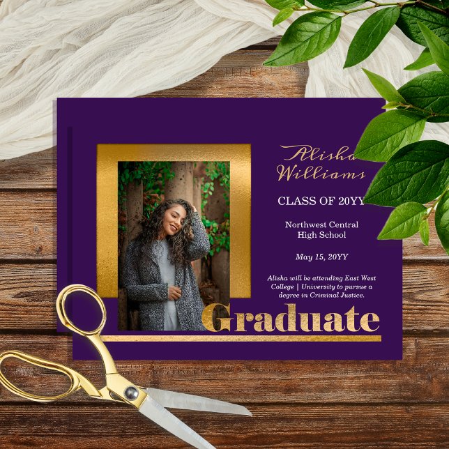 Anúncio Dourado Elegante Classy Formando 1 Foto Roxo (Classy Elegant Gold Tone Text "Graduate" One Photo Purple Graduation Announcement - Print | Download)