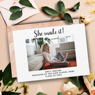 Anúncio Ela fez um Simples Formando de Graduação de Fotos