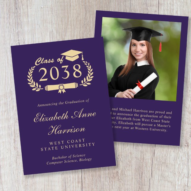 Anúncio Elegante Script de Ouro Roxo Foto Graduação (Elegant Gold Script Purple Photo Graduation Announcement)