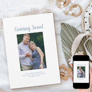 Anúncio Em Breve Foto Azul Gravidez de Script de Pincel Az