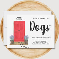 Em casa, os cães estão movendo a porta