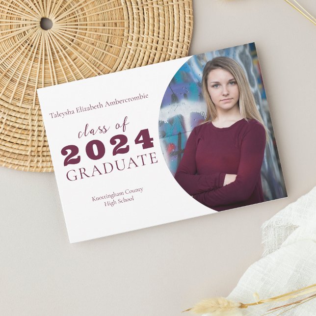 Anúncio Ensino Médio Burgundy Simples de Graduação (High School Graduate Classic Simple Graduation Announcement (Burgundy and Black Themes))