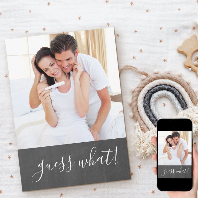 Anúncio Esperamos a gravidez de fotos no quadro do chalkbo (Criador carregado)