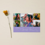 Anúncio Estrelas Cintilantes Lilás Grad Multi Foto Obrigad<br><div class="desc">Cartão de foto de anúncio de formatura moderno e caprichoso com 5 fotos na frente e 1 no verso. O texto manuscrito diz "Obrigado" com estrelas cintilantes. Adicione o nome do formando,  informações e mensagem para personalizar este cartão. Cor lilás.</div>