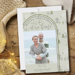 Anúncio Feliz Natal Novo Foto de Aldeia do Pinho de Foto e<br><div class="desc">Feliz Natal do nosso novo cartão de anúncio de feriado do New Home. A design apresenta caligrafia manuscrita com script e um rabisco desenhado de vila de pinheiros e casas de natal. O modelo de foto está pronto para que você adicione sua foto, que é exibida em formato quadrado e...</div>