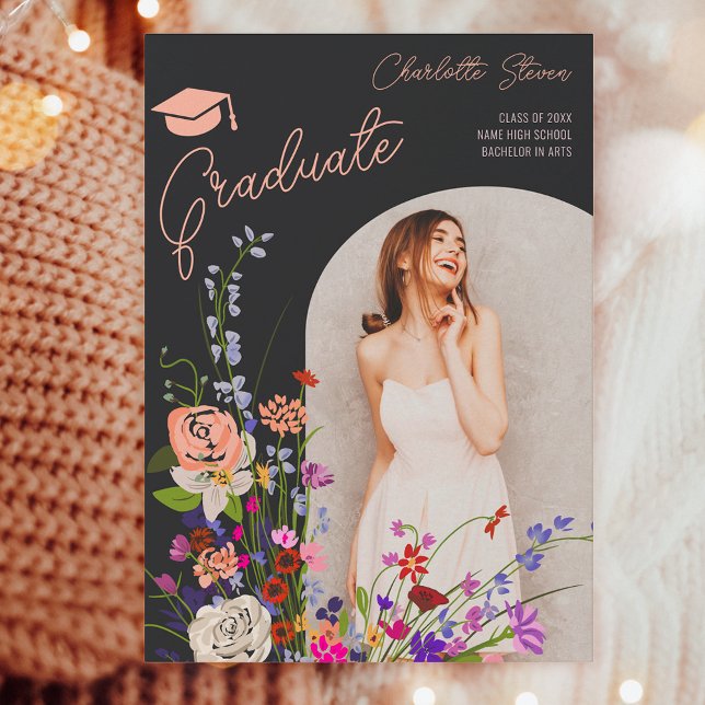 Anúncio Flores selvagens modernas, roteiro fotográfico, gr (Modern wild flowers script photo dark graduation announcement)