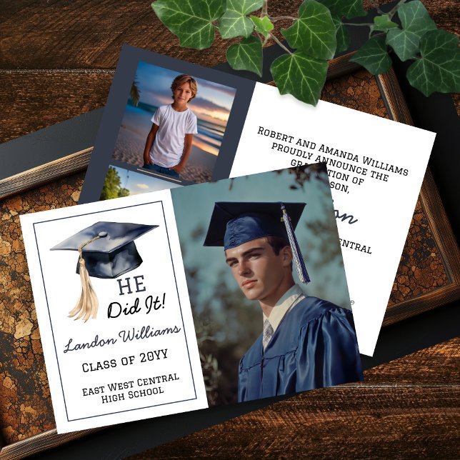 Anúncio Formando Boné Ele Fez 3 Graduações De Foto (Grad Cap "HE Did It!" Graduate 3 Photo Collage High School or College Graduation Announcement)