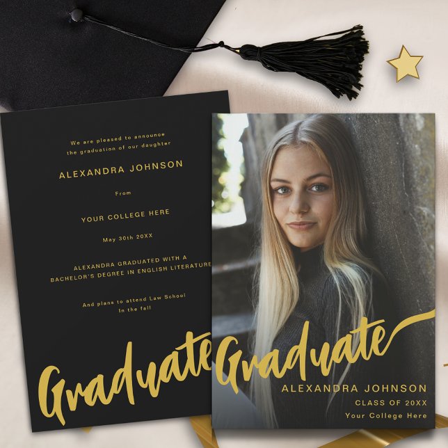 Anúncio Formando Script Dourado de Foto Minimalista (Minimalist graduate photo stylish gold script black Graduation announcement card)