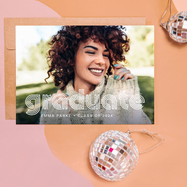 Anúncio Formando | Tipografia Disco Moderna e Duas Fotogra (A trendy graduation announcement with disco style typography)