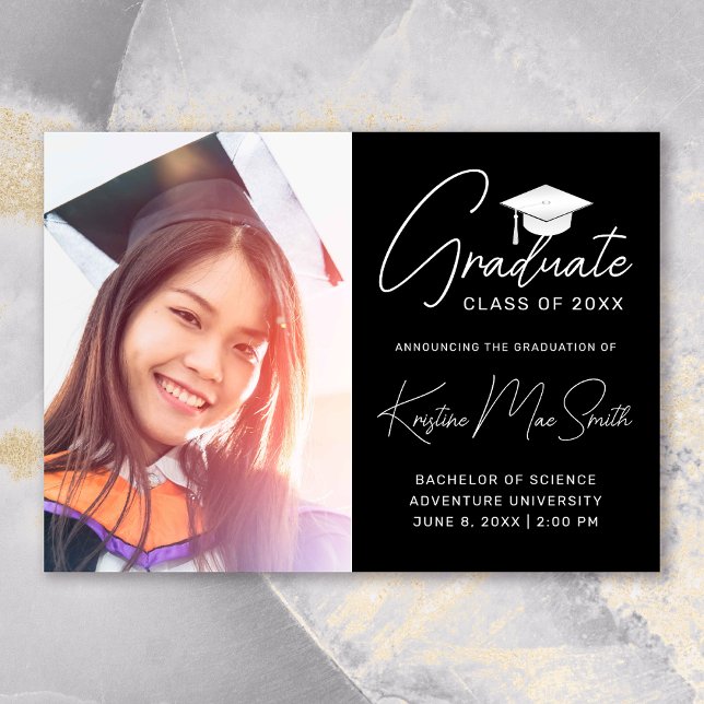 Anúncio Formandos de Fotografia de Script Branco Preto Mod (Modern Black White Script Photo College Graduation Announcement)