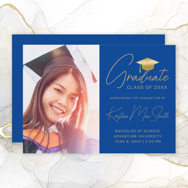 Anúncio Formandos de Fotografia de Script Dourado Azul Mod (Modern Royal Blue Gold Script Photo Graduation Announcement)