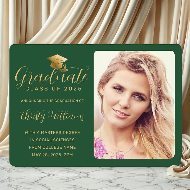 Anúncio Formandos de Fotografia de Script Dourado Verde El (Green and Gold Photo Graduation Announcement 
for College Grads)