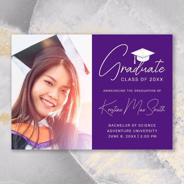 Anúncio Formandos de Fotografia do Boné Branco Roxo Modern (Modern Purple White Script Photo College Graduation Announcement)