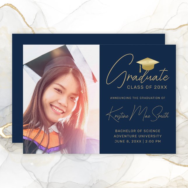 Anúncio Formandos de Fotografias de Script Dourado do Mari (Modern Navy Blue Gold Photo Graduation Announcement)
