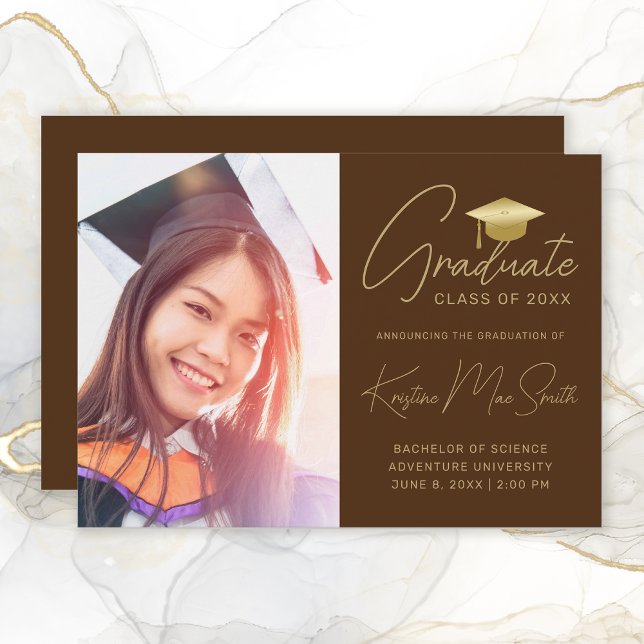 Anúncio Formandos de Fotografias de Script Dourado Moderno (Modern Brown Gold Script Photo Graduation Announcement)