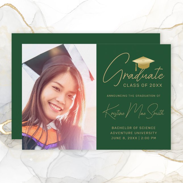 Anúncio Formandos de Fotografias de Script Dourado Verde M (Modern Green Gold Script Graduation Announcement
)