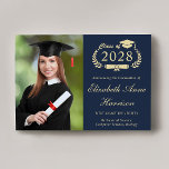 Anúncio Formandos Dourado Azul de Fotografia de Script Ele<br><div class="desc">Anúncio de formandos azul escuro moderno com "Classe de" numa ilustração dourada clara da coroa de louros que incorpora um boné de formando superior e diploma,  uma fotografia do formando e o seu nome numa elegante escrita dourada clara. Adicione sua escola,  major,  honras ou planos futuros.</div>