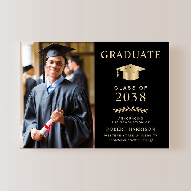 Anúncio Formandos Dourado Elegante (An elegant college graduation announcement to celebrate the graduate's achievements)