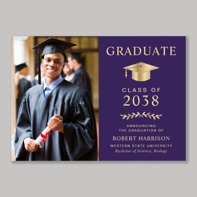 Anúncio Formandos Dourado Roxo de Fotografia Elegante (An elegant college graduation announcement to celebrate the graduate's achievements)
