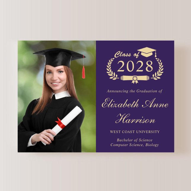 Anúncio Formandos Dourado Roxo de Fotografia Elegante (An elegant college graduation announcement to celebrate the graduate's achievements)