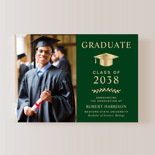 Anúncio Formandos Dourado Verde Elegante (An elegant college graduation announcement to celebrate the graduate's achievements)