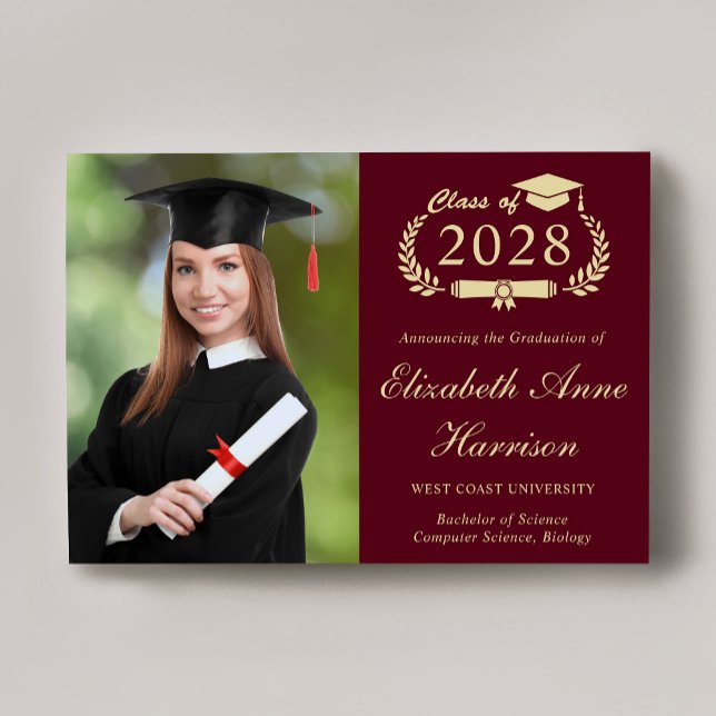 Anúncio Formandos Elegante Script Photo Burgundy (An elegant college graduation announcement to celebrate the graduate's achievements)