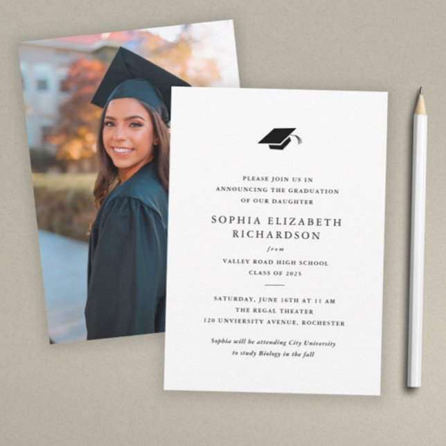 Anúncio Formatura de Foto Preto e Branco Clássico Simples  (Simple Classic Photo Graduation Announcement.)