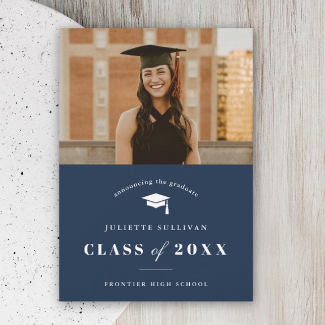 Anúncio Formatura de Foto Tipo Mínimo (Simple typography navy blue photo graduation announcement card.)