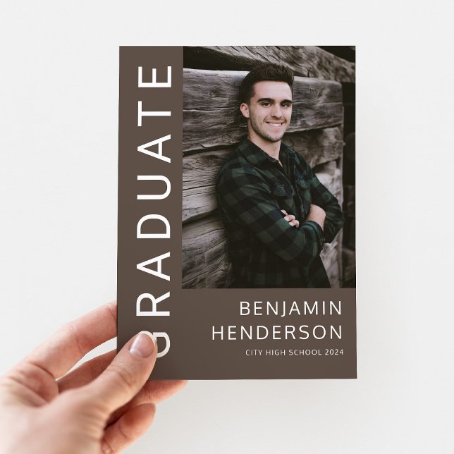 Anúncio Formatura de Menino com Foto Minimalista (Minimalist Photo Boy Graduation Announcement Card.)