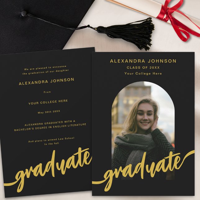 Anúncio Formatura em Fotografia Arquitetônica Moderna (Modern black and gold script arch photo Graduation announcement card )