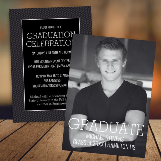 Anúncio Formatura Minimalista Moderna Preto e Branco (Modern Minimalist Black and White College or High School Graduate Graduation Announcement Invitation)