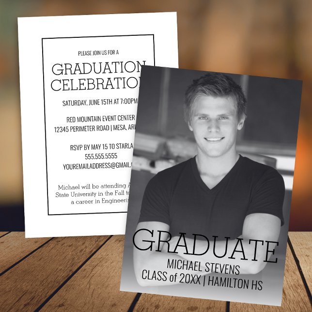 Anúncio Formatura Preto e Branco Simples Moderna (Modern Minimalist Simple Black and White Photo Graduation Announcement for High School or College)